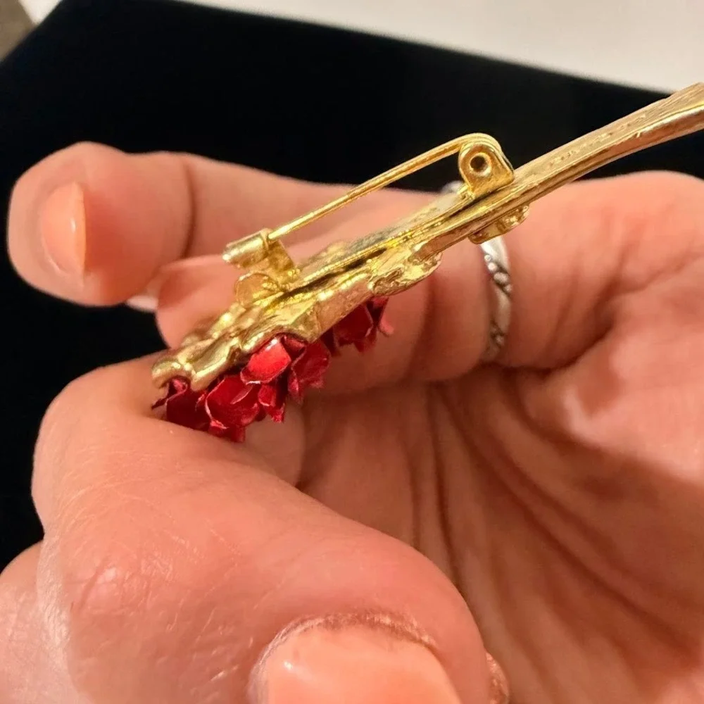 Vintage‎ Avon Red Enamel Rose Bouquet Brooch Gold Tone Floral Pin Gift Valentine